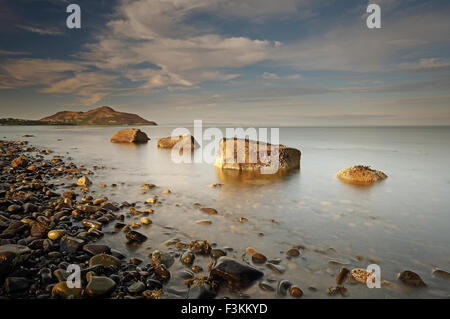 Whiting Bay von Firth-of-Forth mit der heiligen Insel im Hintergrund bei Sonnenuntergang Stockfoto