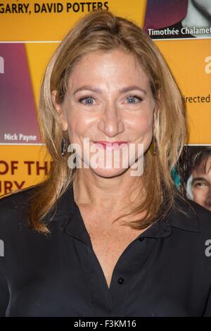 New York, NY, USA. 8. Oktober 2015. Edie Falco im Ankunftsbereich für FOOL FOR LOVE Premiere am Broadway, Samuel J. Friedman Theatre, New York, NY 8. Oktober 2015. Bildnachweis: Steven Ferdman/Everett Collection/Alamy Live-Nachrichten Stockfoto