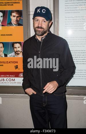 New York, NY, USA. 8. Oktober 2015. Jason Sudeikis im Ankunftsbereich für FOOL FOR LOVE Premiere am Broadway, Samuel J. Friedman Theatre, New York, NY 8. Oktober 2015. Bildnachweis: Steven Ferdman/Everett Collection/Alamy Live-Nachrichten Stockfoto