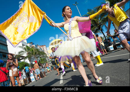 RIO DE JANEIRO, Brasilien - 7. Februar 2015: Street Karneval Fahnenträger, bekannt als die Porta-Bandeira, Tänze mit einem Partner. Stockfoto