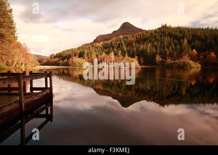 Die schönen Glencoe Lochan, Glencoe, Schottland auf einen schönen Herbstabend mit Reflexionen von Pap von Glencoe Stockfoto