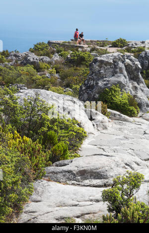 Wanderer in der Ferne auf den felsigen Klipsinger trail auf Table Mountain National Park, Kapstadt, Südafrika Stockfoto