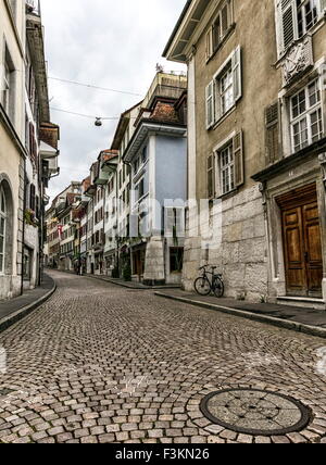 Straße im alten Stadt Solothurn tagsüber, Schweiz Stockfoto