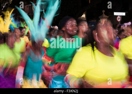 Bewegungsunschärfe und Farbe der Tänzer in Bewegung am Kap Karneval, Fanfare Straße in GreenPoint, Kapstadt, Südafrika Stockfoto