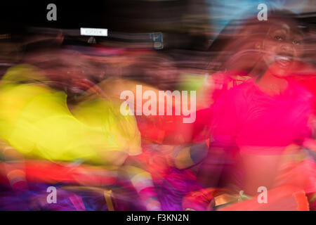 Bewegungsunschärfe und Farbe der Tänzer in Bewegung am Kap Karneval, Fanfare Straße in GreenPoint, Kapstadt, Südafrika Stockfoto