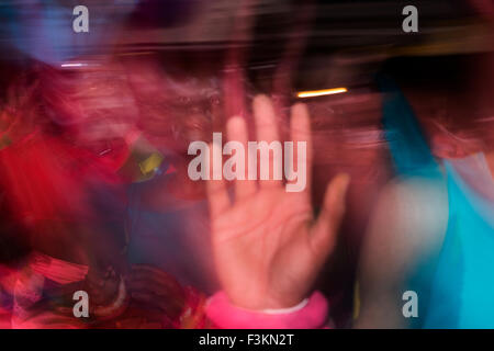 Bewegungsunschärfe und Farbe der Tänzer in Bewegung am Kap Karneval, Fanfare Straße in GreenPoint, Kapstadt, Südafrika Stockfoto