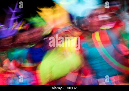 Bewegungsunschärfe und Farbe der Tänzer in Bewegung am Kap Karneval, Fanfare Straße in GreenPoint, Kapstadt, Südafrika Stockfoto