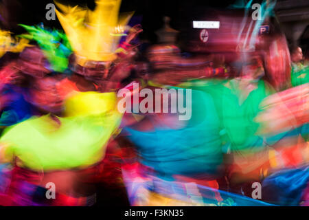 Bewegungsunschärfe und Farbe der Tänzer in Bewegung am Kap Karneval, Fanfare Straße in GreenPoint, Kapstadt, Südafrika Stockfoto