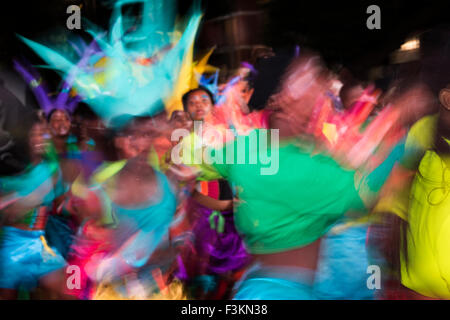 Bewegungsunschärfe und Farbe der Tänzer in Bewegung am Kap Karneval, Fanfare Straße in GreenPoint, Kapstadt, Südafrika Stockfoto