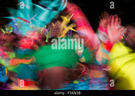 Bewegungsunschärfe und Farbe der Tänzer in Bewegung am Kap Karneval, Fanfare Straße in GreenPoint, Kapstadt, Südafrika Stockfoto