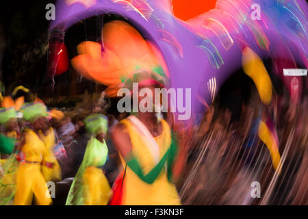 Bewegungsunschärfe und Farbe der Tänzer paradieren unten Cape Karneval 2013, Fanfare Straße im Vorort GreenPoint, Kapstadt, Stockfoto