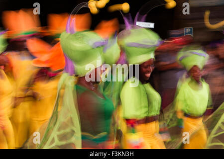 Bewegungsunschärfe und Farbe der Tänzer in Bewegung am Kap Karneval, Fanfare Straße in GreenPoint, Kapstadt, Südafrika Stockfoto