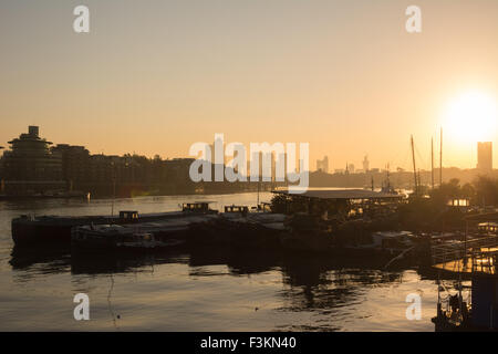 Wetter für UK, London, 9. Oktober 2015. Canary Wharf und anderen Gebäuden des Finanzviertels schimmern im Licht des frühen Morgens, wie London, einen wunderschönen Sonnenaufgang erwacht. Bildnachweis: Patricia Phillips/Alamy Live-Nachrichten Stockfoto