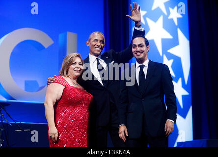 Washington, DC. 8. Oktober 2015. US-Präsident Barack Obama flankiert von uns Vertreter Linda Sanchez (Demokrat of California), Vorsitzender des Congressional Hispanic Caucus und US Secretary Of Housing And Urban Development Julian Castro Adressen Wellen auf das Congressional Hispanic Caucus Institut 38. Jahrestag Awards Gala im Washington Convention Center 8. Oktober 2015 in Washington, DC. Bildnachweis: Olivier Douliery/Pool über CNP - NO WIRE SERVICE - Credit: Dpa/Alamy Live-Nachrichten Stockfoto