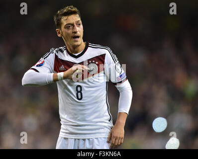 Dublin, Irland. 8. Oktober 2015. Deutschlands Mesut Ozil reagiert während der UEFA EURO 2016 Fußball Qualifikationsspiel Irland Vs Deutschland in Dublin, Irland, 8. Oktober 2015. Irland gewann 1: 0. Foto: Peter Kneffel/Dpa/Alamy Live News Stockfoto