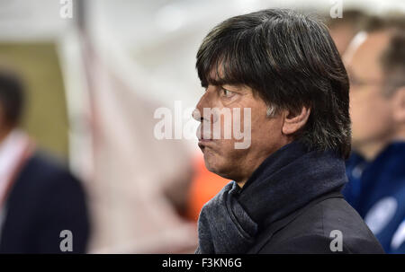 Dublin, Irland. 8. Oktober 2015. Deutschlands Trainer Joachim Loew reagiert während der UEFA EURO 2016 Qualifikation Fußball match Irland Vs Deutschland in Dublin, Irland, 8. Oktober 2015. Irland gewann 1: 0. Foto: Peter Kneffel/Dpa/Alamy Live News Stockfoto