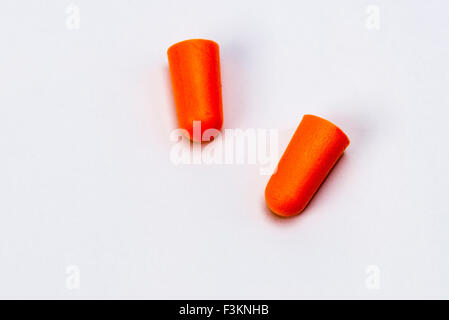 Ein paar orange Ohrstöpsel, auf einem weißen Tabelle angezeigt Stockfoto