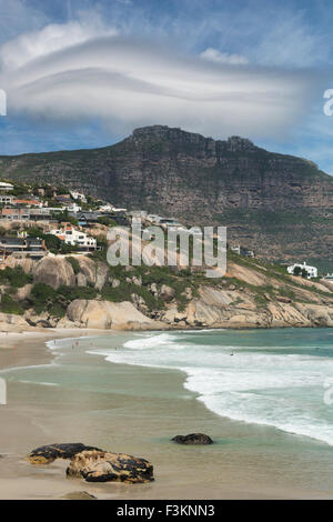 Lentincular Wolke oben auf den Tafelberg und Llandudno Surf-Strand, Kapstadt, Südafrika Stockfoto