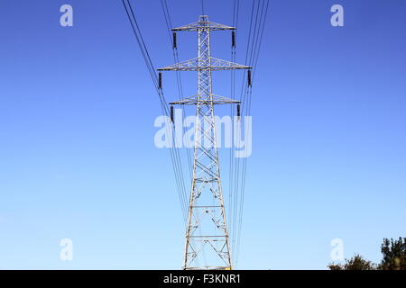 Electric blue, elektrische Pylon vor einem tiefblauen Himmel - voller Kraft und Natur. Stockfoto