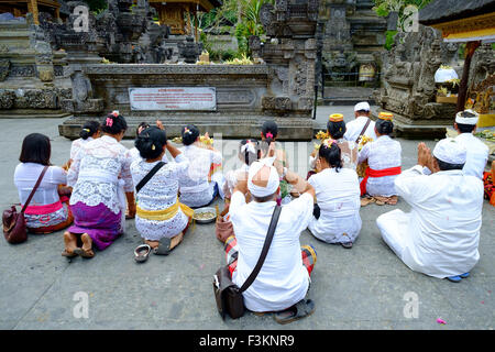 Lokale Leute beten an heilige Quelle Wasser Tempel Pura Tirtha Empul während der frommen Festivals. Stockfoto