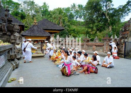 Lokale Leute beten an heilige Quelle Wasser Tempel Pura Tirtha Empul während der frommen Festivals. Stockfoto