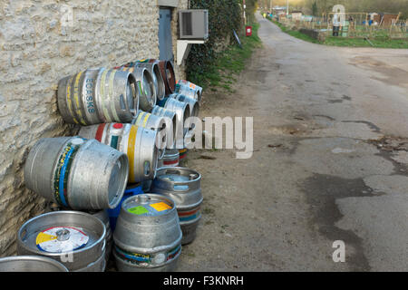 Leere Bierfässer gestapelt außerhalb einer Kneipe, UK Stockfoto