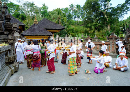 Lokale Leute beten an heilige Quelle Wasser Tempel Pura Tirtha Empul während der frommen Festivals. Stockfoto