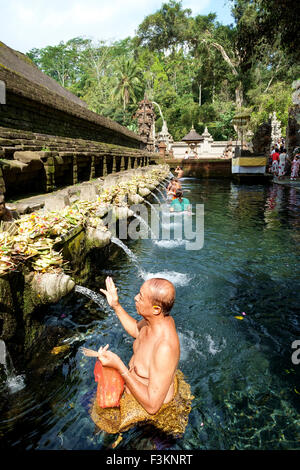 Balinesen beten am Heiligen Quellwasser in Pura Tirtha Empul Tempel während religiöses fest. Stockfoto
