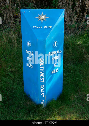 Südwestküste-Weg-Marker bei Jenny Cliff, Plymouth, Devon, UK Stockfoto