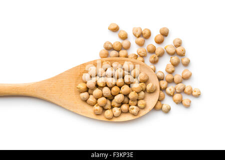 ungekochte Kichererbsen in Kochlöffel auf weißem Hintergrund Stockfoto