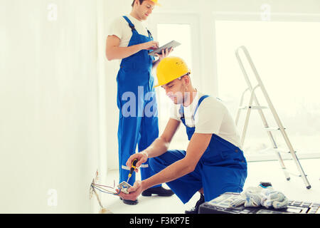 Bauherren mit Tablet PCs und Geräte im Haus Stockfoto