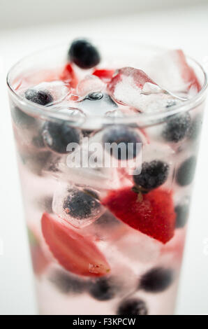 Nahaufnahme von Obst Wasser mit Eiswürfeln in Glas Stockfoto