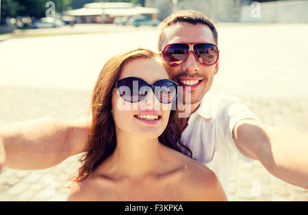 lächelnde paar Sonnenbrille Selfie machen Stockfoto
