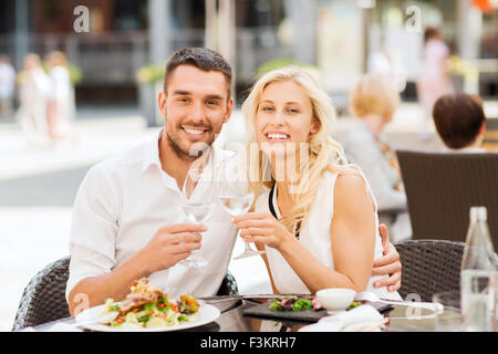 glückliches Paar klirrende Gläser im Restaurantlounge Stockfoto