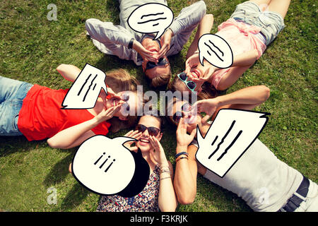 Gruppe von lächelnden Freunde liegen auf dem Rasen im freien Stockfoto
