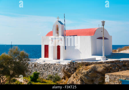 griechische orthodoxe Kapelle am Strand von mykonos Stockfoto