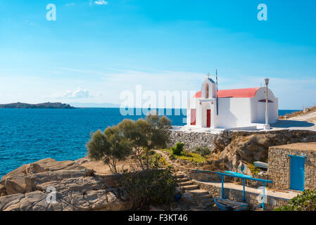 griechische orthodoxe Kapelle am Strand von mykonos Stockfoto