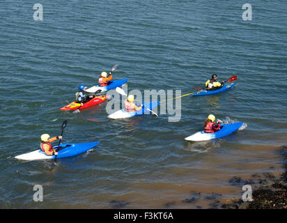 Kinder lernen, Kajak, Plymouth, Devon, UK Stockfoto