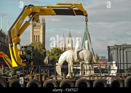 London, UK, 18. Oktober 2015, "The Rising Tide" Pferd Skulpturen an der Themse entfernt. Modelliert von Unterwasser Bildhauer Jason DeCaires Taylor sie beauftragt haben, die Rolle des Flusses in das Leben der Stadt repräsentieren. Die Skulptur werden eingetaucht, als die Flut kommt. Die arrogante Geschäftsmänner auf die Pferde repräsentieren das Aufbrauchen der Erden natürlicher Ressourcen und die Kinder der Zukunft, die mit den Konsequenzen leben. Bildnachweis: JOHNNY ARMSTEAD/Alamy Live-Nachrichten Stockfoto