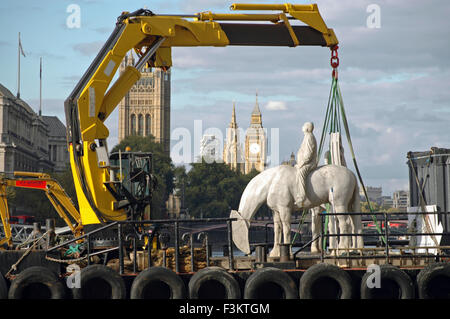 London, UK, 18. Oktober 2015, "The Rising Tide" Pferd Skulpturen an der Themse entfernt. Modelliert von Unterwasser Bildhauer Jason DeCaires Taylor sie beauftragt haben, die Rolle des Flusses in das Leben der Stadt repräsentieren. Die Skulptur werden eingetaucht, als die Flut kommt. Die arrogante Geschäftsmänner auf die Pferde repräsentieren das Aufbrauchen der Erden natürlicher Ressourcen und die Kinder der Zukunft, die mit den Konsequenzen leben. Bildnachweis: JOHNNY ARMSTEAD/Alamy Live-Nachrichten Stockfoto