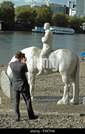 London, UK, 18. Oktober 2015, "The Rising Tide" Pferd Skulpturen an der Themse entfernt. Modelliert von Unterwasser Bildhauer Jason DeCaires Taylor sie beauftragt haben, die Rolle des Flusses in das Leben der Stadt repräsentieren. Die Skulptur werden eingetaucht, als die Flut kommt. Die arrogante Geschäftsmänner auf die Pferde repräsentieren das Aufbrauchen der Erden natürlicher Ressourcen und die Kinder der Zukunft, die mit den Konsequenzen leben. Bildnachweis: JOHNNY ARMSTEAD/Alamy Live-Nachrichten Stockfoto