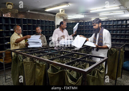 Lahore. 9. Oktober 2015. Pakistanische Postboten ordnen Mails bei einem Postamt auf der Welttag der Post im östlichen Pakistan Lahore, 9. Oktober 2015. Welttag der Post feiert man jedes Jahr am 9. Oktober, dem Jahrestag der Gründung von der Universal Postal (WPV) im Jahre 1874 in Bern, der Hauptstadt der Schweiz. © Jamil Ahmed/Xinhua/Alamy Live-Nachrichten Stockfoto