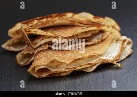 dünne Crepes oder Blinis in Dreiecke gefaltet Stockfoto