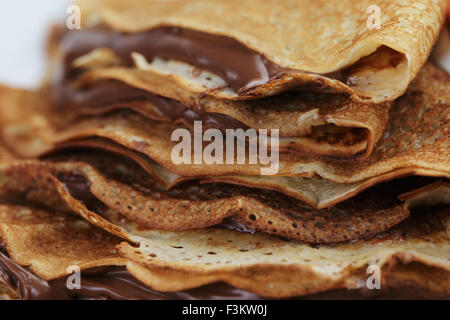 dünne Crepes oder Blinis mit Schokoladencreme Stockfoto