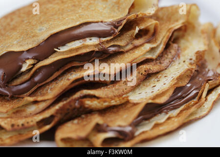 dünne Crepes oder Blinis mit Schokoladencreme Stockfoto