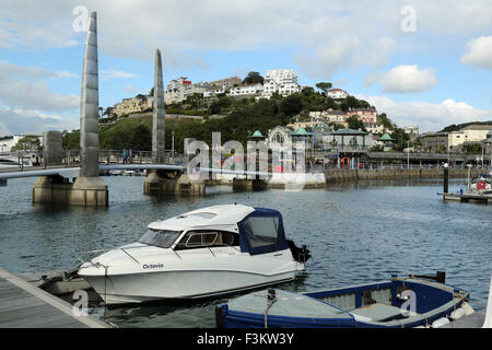 Torquay harbour Bridge mit Booten in den Vordergrund und Teil von Torquay im Hintergrund. Stockfoto