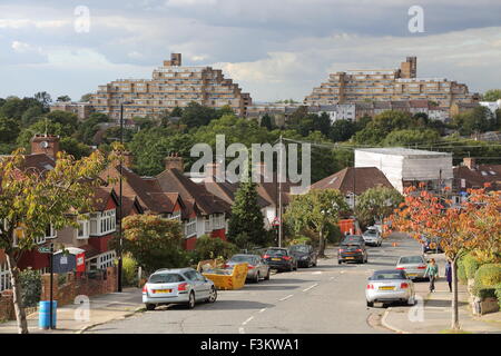 Suburban street in South East London Übersicht Gehäuse das Schema der berühmte brutalist Dawson Höhen 1960 im Hintergrund Stockfoto