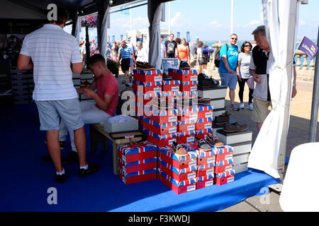 Schuh Shop The Parade Yacht Racing, Shore Kulissen Unterhaltungen, Bands, Yachtclub, 2015, Cowes Week, Isle Of Wight, England, UK, Stockfoto