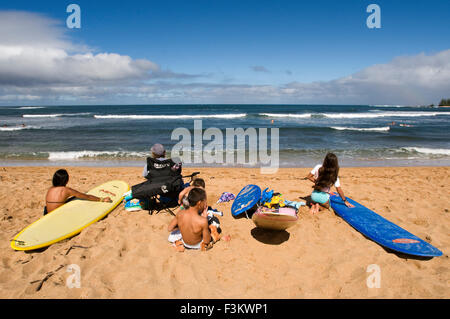 Surfer-Familie am Strand Ali'i Beach Park. Haleiwa. O' ahu. Hawaill. Ali ' i Beach Park besteht aus einem westlichen Hauptteil und einem Stockfoto