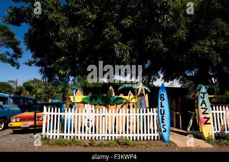 Surfbrett Friedhof Stück Himmel für künstlerische Gemälde auf Defekte und alte Autos und Fronlader. Haleiwa Nordküste Oahu Hawaii USA. Stockfoto